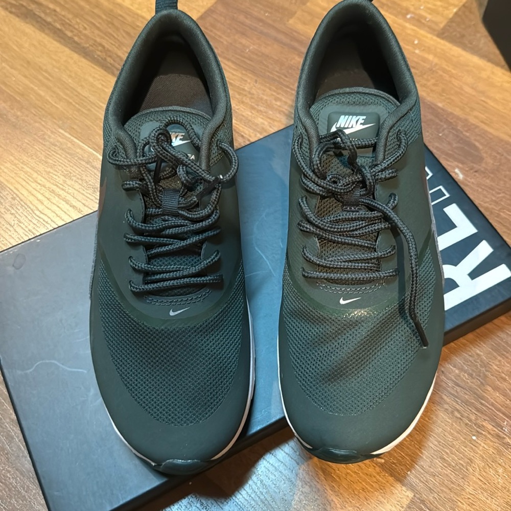 C46.New women's Nike air max Thea olive green size 8